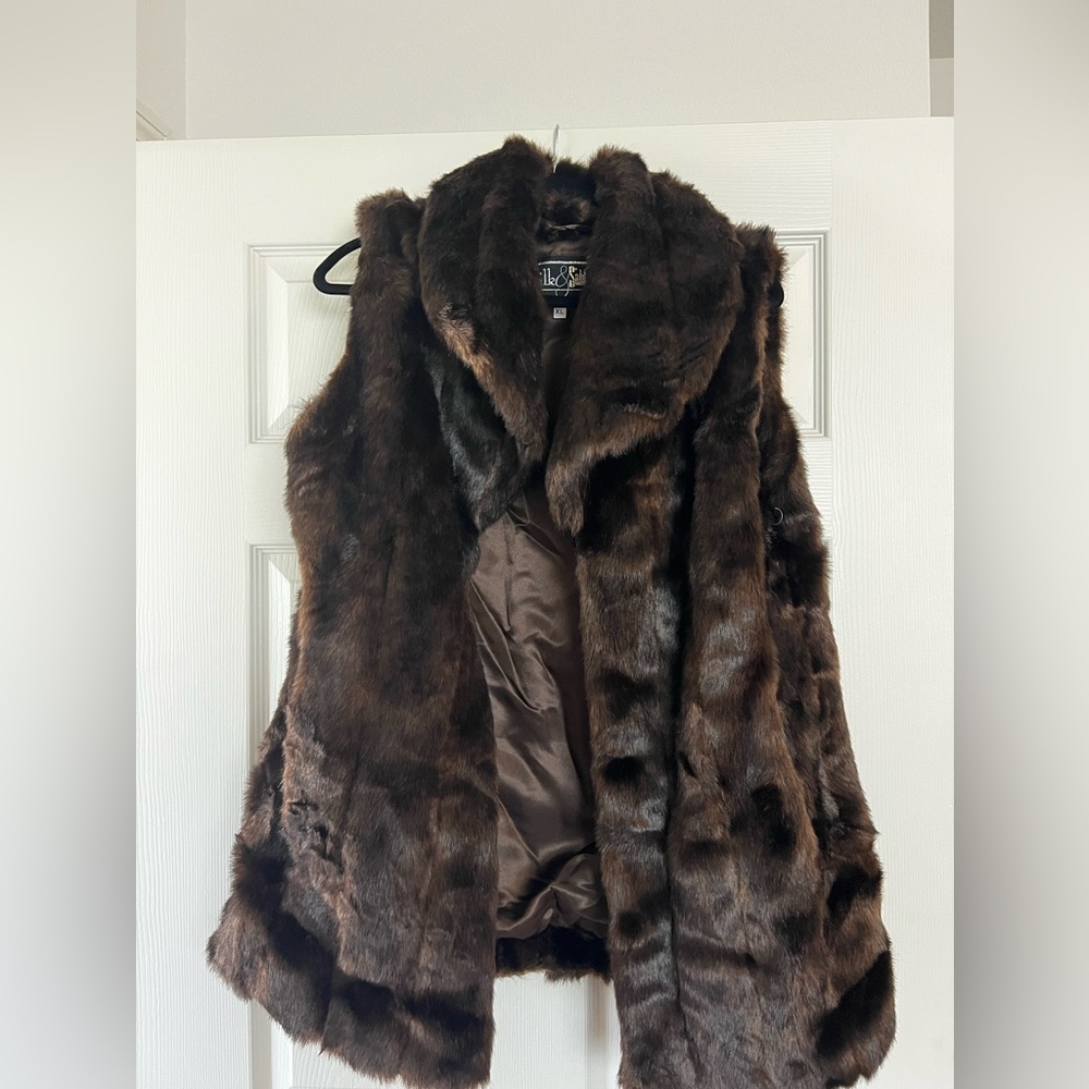 Silk & Sable faux fur vest 
Size xl